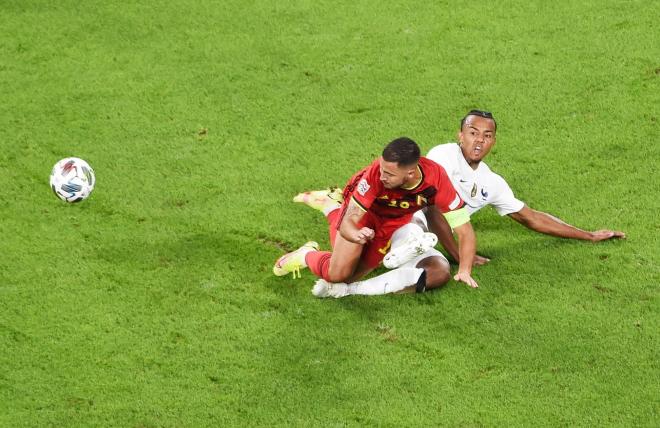 Eden Hazard y Jules Koundé, jugadores de Real Madrid y Sevilla, durante el Bélgica-Francia (Foto: