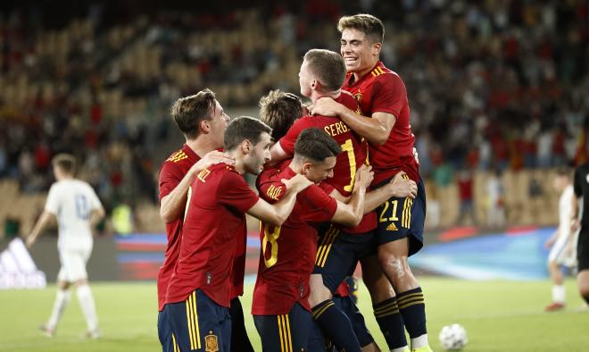 España sub-21 celebra uno de los goles a Eslovaquia (Foto: @SEFutbol).