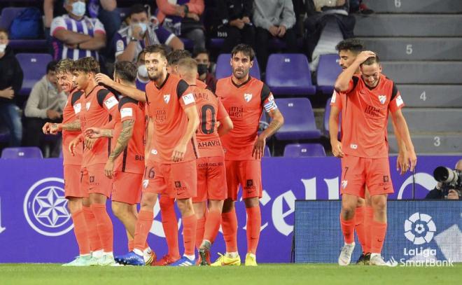 Los jugadores del Málaga celebran el gol de Brandon al Pucela (Foto: LaLiga).