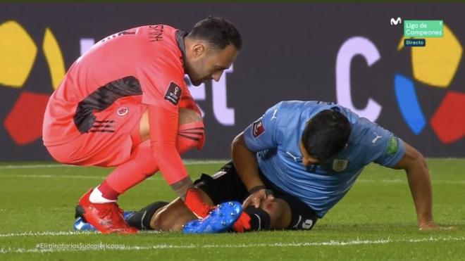 El golpe en la rodilla que se llevó Luis Suárez en el Uruguay-Colombia (Foto: Movistar).