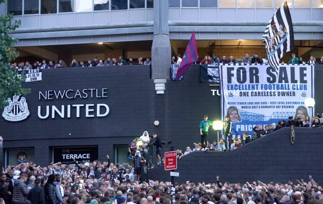 Fans del Newcastle celebran el anuncio de la compra del club por parte de Arabia Saudí (Foto: Cordon Press).