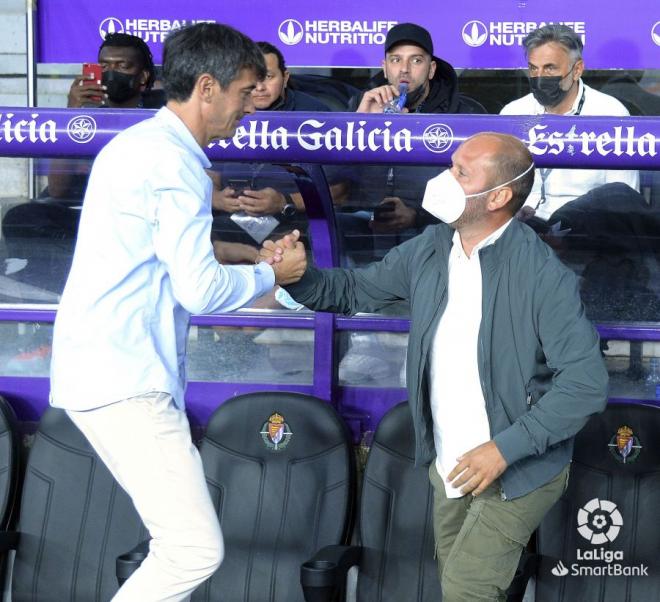 Pacheta y José Alberto se saludan antes del Real Valladolid-Málaga.