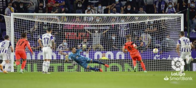 Roberto Jiménez, en la acción del gol del Málaga CF (Foto: LaLiga)