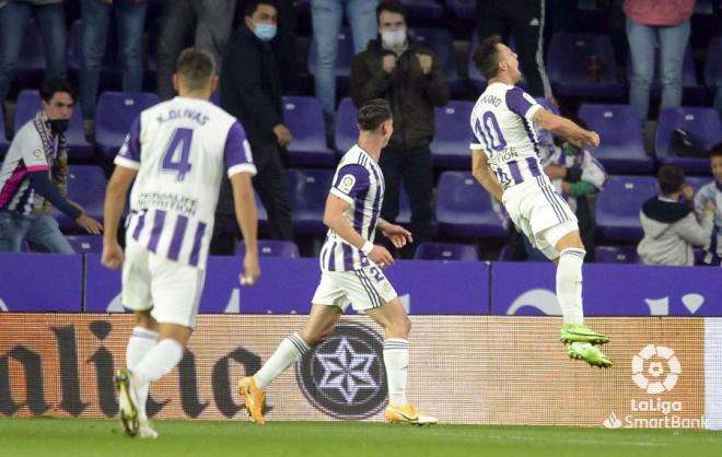 Óscar Plano celebra un gol durante el Real Valladolid-Málaga (Foto: LaLiga)