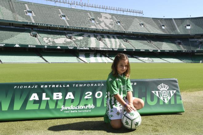 Alba, la pequeña que ha superado el cáncer y ahora es el 'Fichaje Estrella' del Betis. (Foto: Kiko Hurtado).