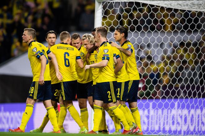 Augustinsson celebra con sus compañeros un gol de Suecia (Foto: @svenskfotboll)