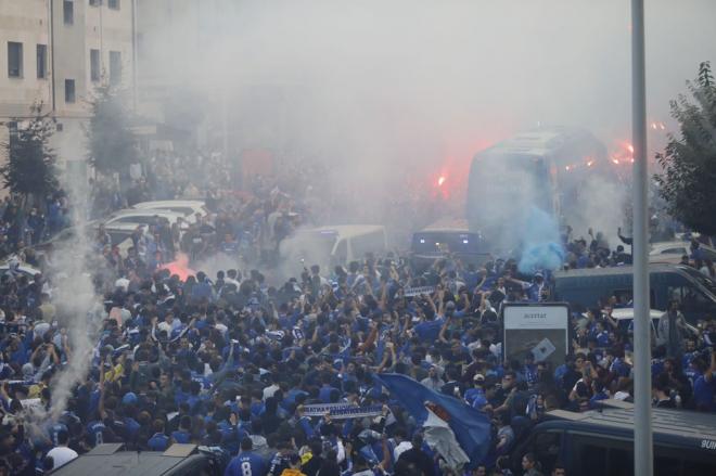 Autobús del Real Oviedo a su llegada al Tartiere (Foto: ROV).