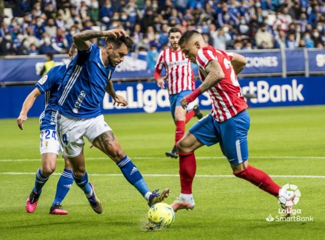 David Costas y Djuka pugnan un balón en el derbi Real Oviedo-Real Sporting (Foto: LaLiga).