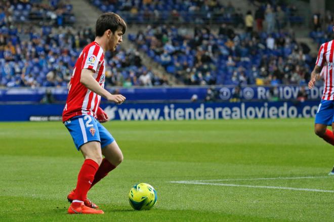 Guille Rosas controla un balón en los primeros minutos del Oviedo-Sporting (Foto: Luis Manso).