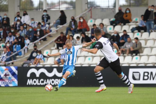 Bergantiños centrando un balón en el Real Unión-Dépor (Foto: RCD).