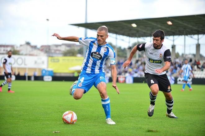 Álex Bergantiños presionado por los jugadores del Real Unión (Foto: RCD).