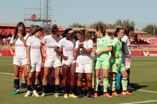 Las jugadoras del Sevilla y el Athletic rodean a Isabella Echeverri.