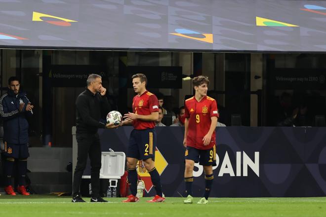 Luis Enrique dialoga con Azpilicueta en presencia de Gavi en el España-Francia (Foto: Cordon Press).