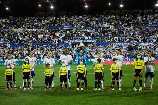 Titulares del Real Zaragoza ante el Huesca (Foto: Daniel Marzo).