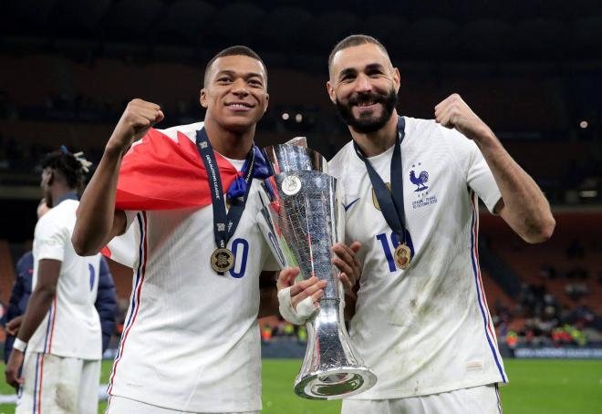 Benzema y Mbappé celebran la victoria de Francia en la Liga de las Naciones (Foto: Cordon Press).