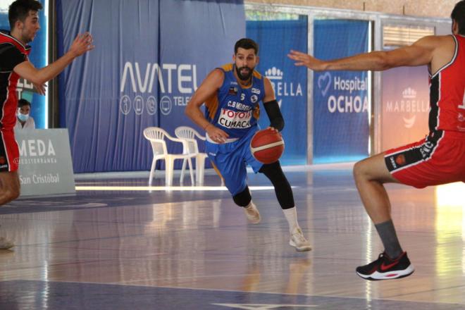 Una jugada del partido entre el CB Marbella y el Basket Navarra.