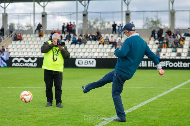 Irureta realizando el saque de honor en el Real Unión-Dépor (Foto: RCD).