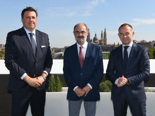 Christian Lapetra y Manolo Torres jungo al presidente de Aragón, Javier Lambán (Foto: Tino Gil/RZ