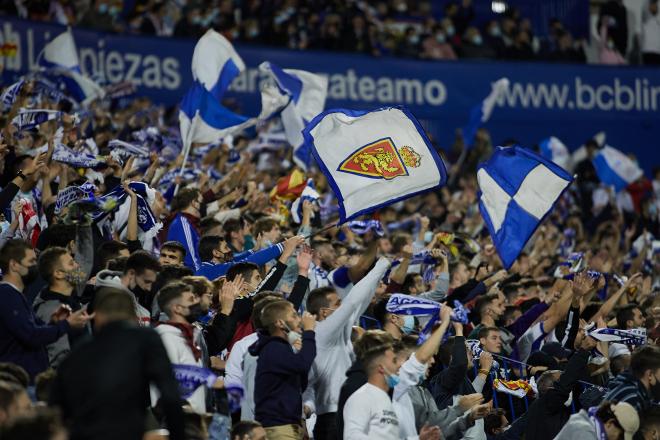 La afición del Real Zaragoza anima a su equipo durante el derbi (Foto: Daniel Marzo).