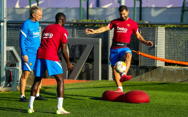 Ousmane Dembélé y el Kun Agüero, en un entrenamiento del Barcelona (Foto: FCB).