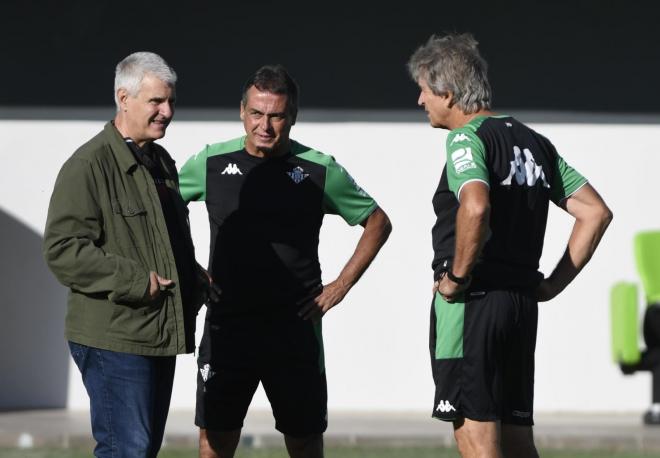 Cordón, Alexis y Pellegrini charlan en el entrenamiento de este lunes. (Foto: Kiko Hurtado).