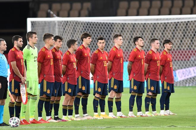 El once de España sub 21 ante Irlanda del Norte, durante el himno (Foto: Kiko Hurtado).