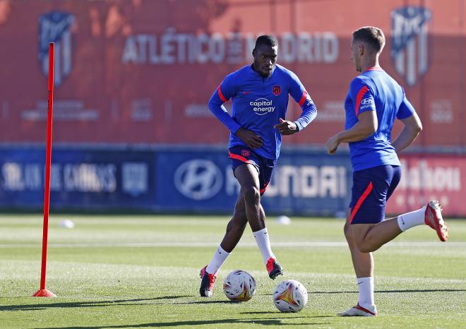 Kondogbia, durante un entrenamiento del Atlético de Madrid bajo las órdenes de Simeone (Foto: Atleti).