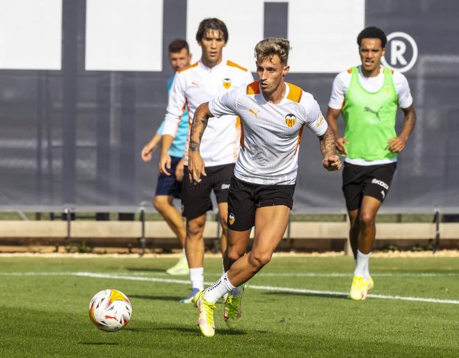 Álex Blanco entrena con el equipo (Foto: Valencia CF).