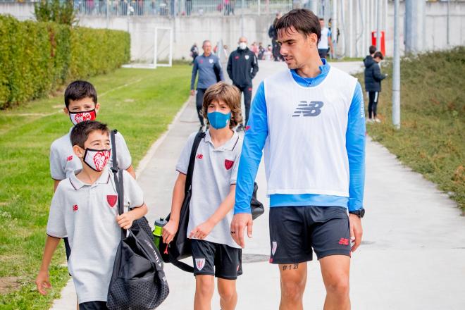 Dani García con jóvenes jugadores en Lezama (Foto: Athletic Club).