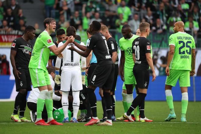 Weghorst y Zakaria se saludan tras un Wolfsburgo-Borussia Monchengladbach (Foto: Cordon Press).