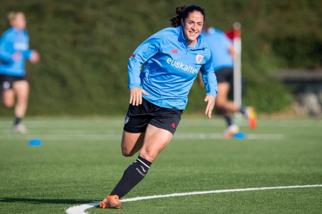 Yulema Corres, a tope en un entrenamiento del femenino en Lezama (Foto: Athletic Club).