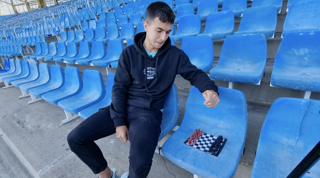 Martin Zubimendi, con el tablero de ajedrez durante el test para ElDesmarque.
