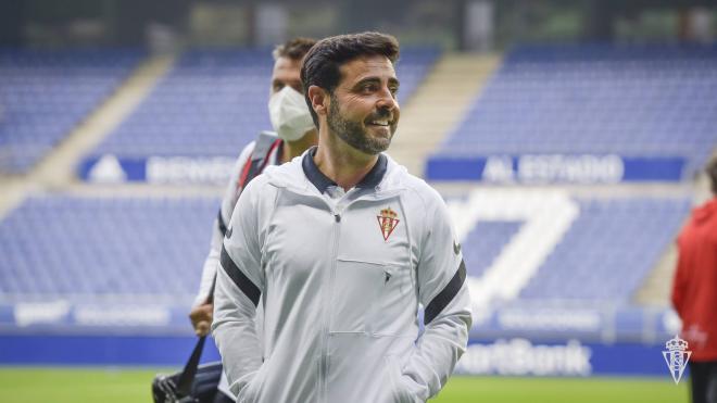 Gallego sonríe antes de un partido del Sporting de Gijón (Foto: RSG).