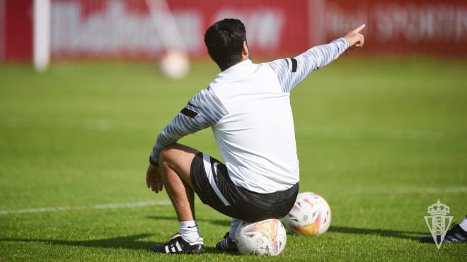 Gallego sentado en un balón durante un entrenamiento (Foto: RSG).