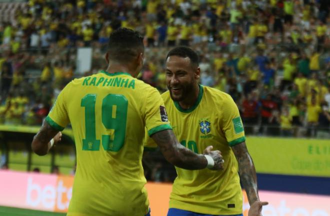 Raphinha y Neymar celebra uno de los goles de Brasil (FOTO: Cordón Press).