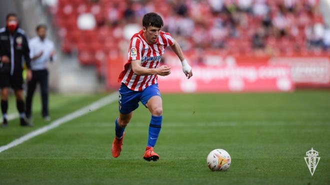 El gijonés Guille Rosas corre conduciendo el balón durante un partido del Sporting de Gijón (Fot