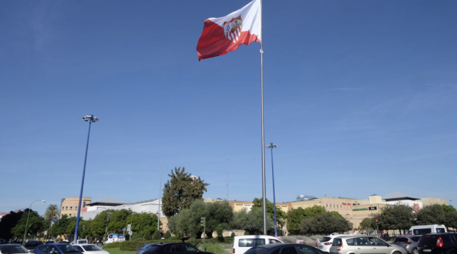 La bandera del Sevilla ondea en la Avenida de Andalucía por los 100 años del escudo.(Foto: SFC).