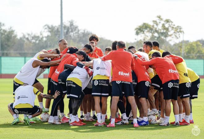 La piña de los jugadores del Mallorca tras un entrenamiento (Foto: RCDM).