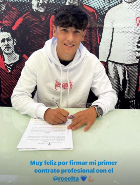Yoel Lago firmando su contrato (Foto: RC Celta).