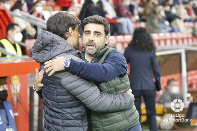 David Gallego saluda a Jorge Romero en la previa del Sporting-Alcorcón (Foto: LaLiga).