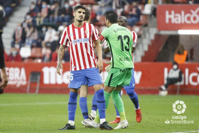 Juan Berrocal conversa con Mariño durante el Sporting-Alcorcón (Foto: LaLiga).