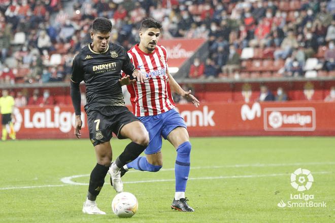 Juan Berrocal achica a un defensa durante el Sporting-Alcorcón (Foto: LaLiga)