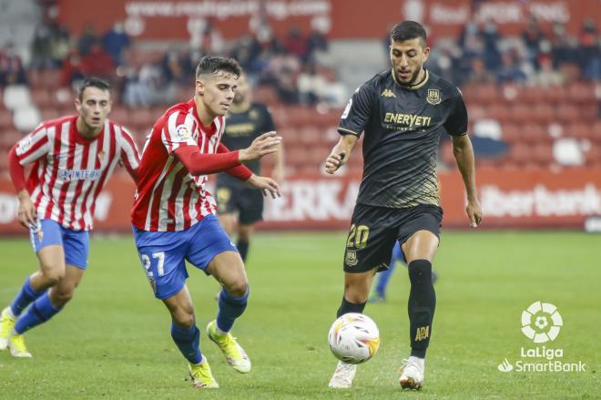 Gaspar Campos conduce la pelota durante el Sporting-Alcorcón (Foto: LaLiga).