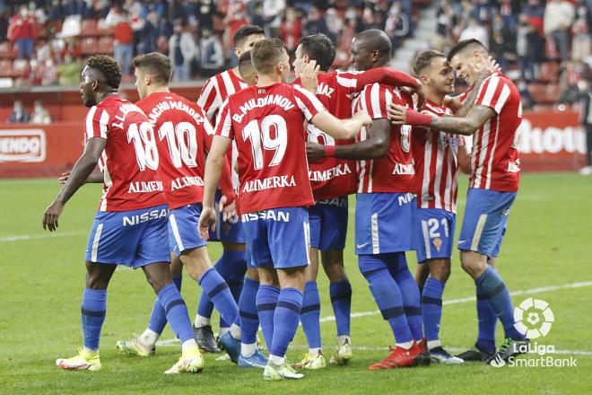 El Sporting celebra el gol de Djuka al Alcorcón (Foto: LaLiga).