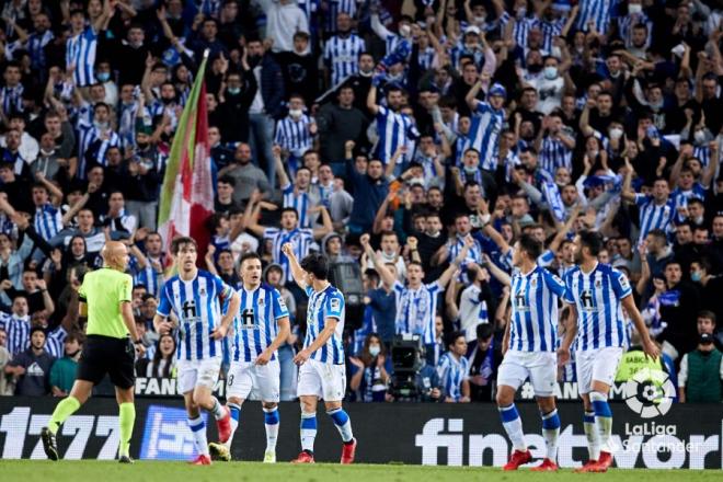 Anoeta y los jugadores de la Real Sociedad celebran el gol de Lobete (Foto: LaLiga).