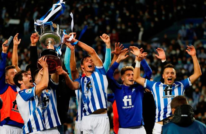 Jugadores de la Real Sociedad levantan el título de la Copa del Rey (Foto: EFE).