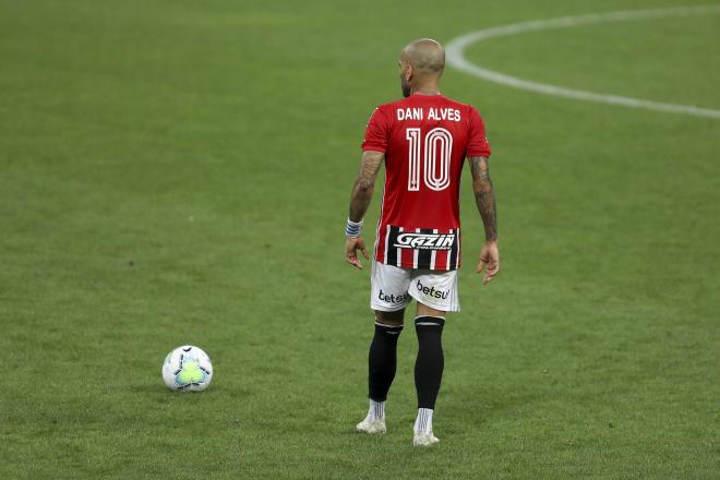 Dani Alves, en un partido con Sao Paulo (Foto: Cordon Press).