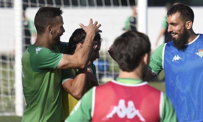 Canales, Lainez y Borja Iglesias bromean en el entrenamiento del sábado (Foto: Kiko Hurtado).