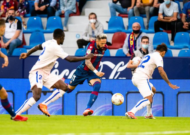 José Luis Morales encara durante el Levante-Getafe (Foto: Levante UD).