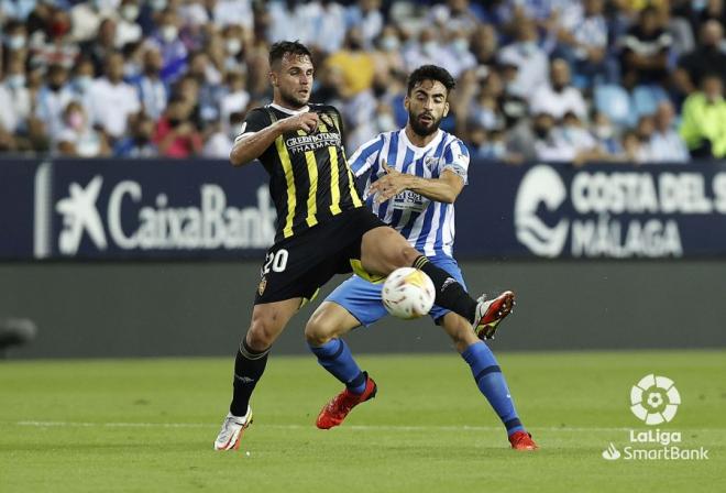Juande defiende una pelota ante un jugador del Zaragoza (Foto: LaLiga).
